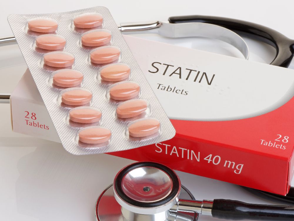 Statin tablets and stethoscope