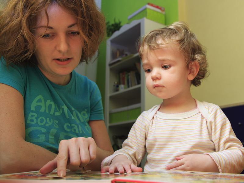 AARTS: a woman shows a child a picture book