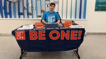Seth Adler shares Gift of Life's mission at a tabling event.
