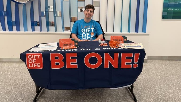 Seth Adler shares Gift of Life's mission at a tabling event.